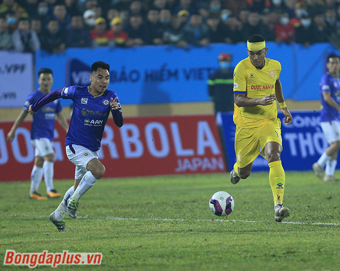 Hà Nội FC trải qua cơn ác mộng trên sân Thiên Trường trước Nam Định 