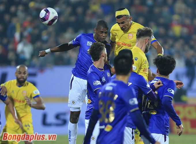 4 phút sau, Rodrigo Dias nâng tỷ số lên 2-0 cho Nam Định 