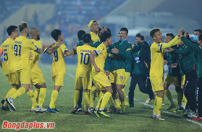 Phút bù giờ cuối cùng trận đấu, Nam Định ấn định chiến thắng 3-0 trước Hà Nội 