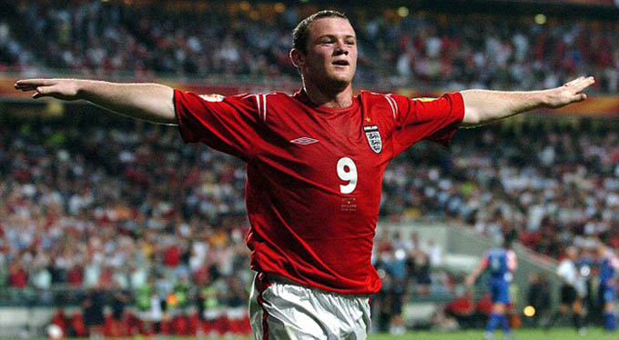 VCK EURO 2004 là giải đấu lớn đầu tiên của Rooney cho ĐT Anh. Rooney tỏa sáng với các bàn thắng ở vòng bảng nhưng lại sớm chấn thương ở trận gặp chủ nhà Bồ Đào Nha tại vòng knock-out. Đây là một trong những nguyên nhân khiến ĐT Anh bại trận