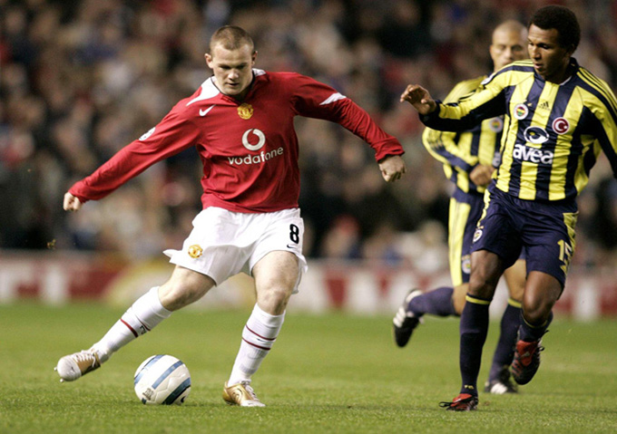 Trận ra mắt của Rooney cho M.U và Champions League là ở màn so tài với Fenerbahce. Cá nhân Rooney đóng góp 1 hat-trick để giúp Quỷ đỏ giành chiến thắng 6-2