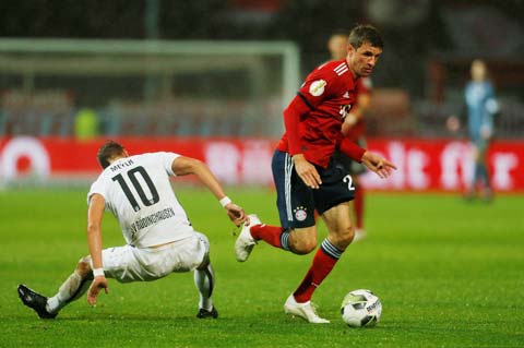 Mueller (phải) sẽ cùng đồng đội dội mưa gôn vào lưới Freiburg