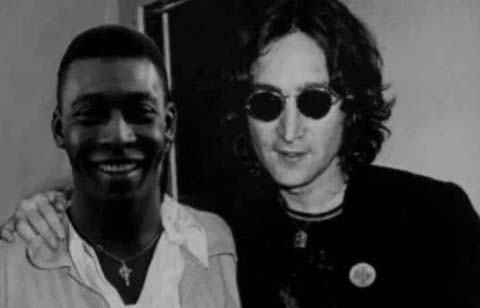 Pele và John Lennon (phải), trưởng nhóm nhạc huyền thoại The Beatles