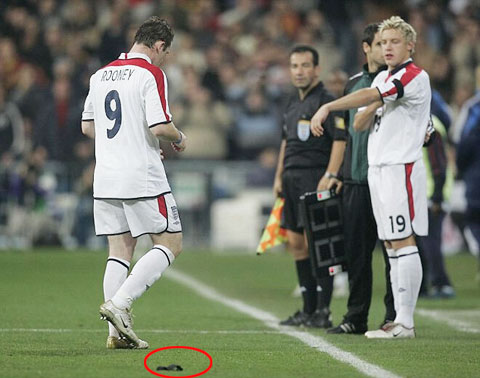 Rooney ném phăng băng tưởng niệm sau khi bị thay ra trong 1 trận của ĐT Anh hồi tháng 11/2004