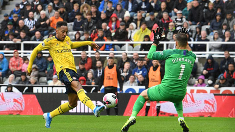 Aubameyang rất có duyên ghi bàn vào lưới Newcastle