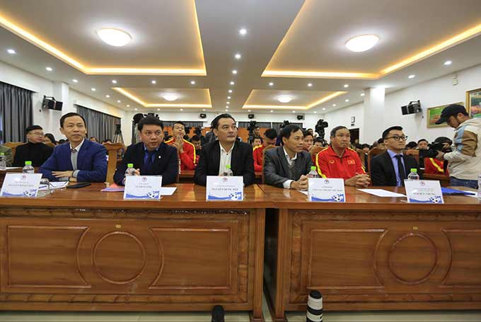Đại diện BCH VFF cùng đại diện lãnh đạo VFF dự buổi lễ - Ảnh: Minh Tuấn 
