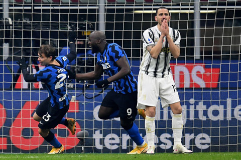 Barella (bìa trái) ăn mừng bàn thắng vào lưới Juve