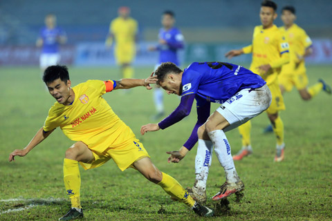Trận đấu giữa Nam Định (trái) và Hà Nội FC vừa qua diễn ra trên mặt sân rất xấu 	Ảnh: ĐỨC CƯỜNG