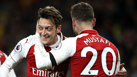 Mustafi gửi lời chào ý nghĩa tới Ozil