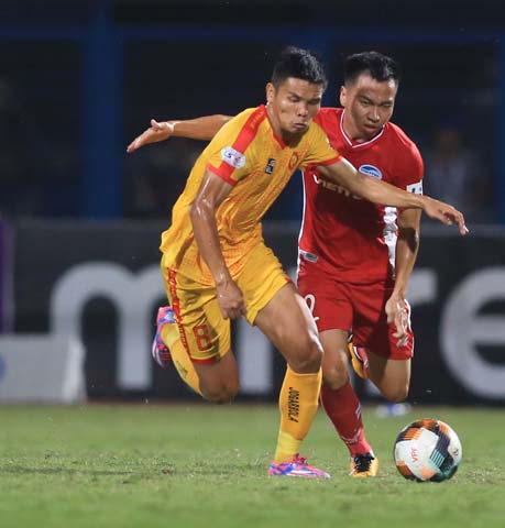 HLV Trương Việt Hoàng và các cầu thủ Viettel (phải) sẽ gặp nhiều  khó khăn ở vòng 2 - Ảnh: Minh Tuấn