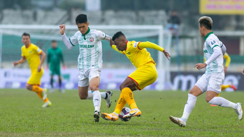 Mặt sân Nha Trang vẫn còn đủ tốt cho các trận đấu tại V.League	 Ảnh: Xuân Thủy