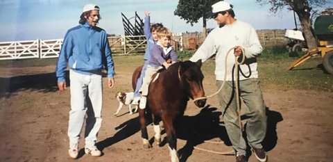 Pochettino (trước) học cưỡi ngựa khi còn nhỏ