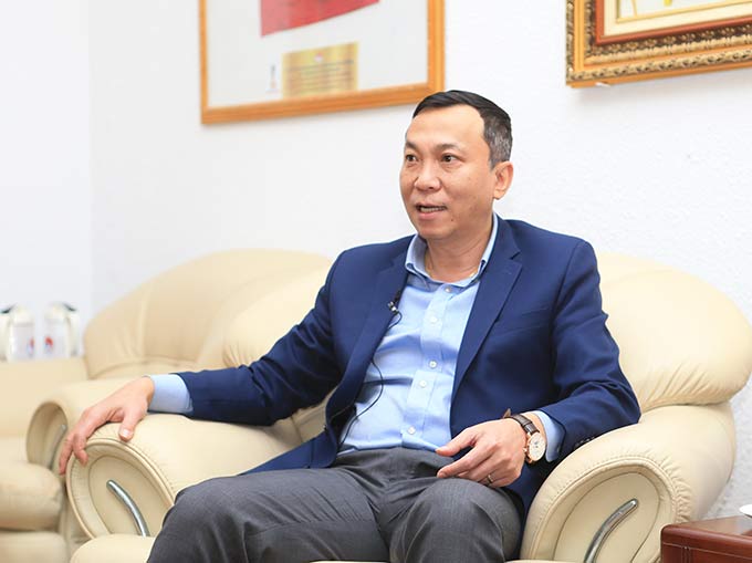 Phó Chủ tịch thường trực VFF - Trần Quốc Tuấn trao đổi về kế hoạch chuẩn bị cho ĐT Việt Nam (Ảnh: Phan Tùng)