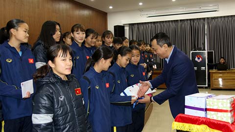Các tuyển thủ trẻ nữ Việt Nam được VFF thưởng vì được học sinh giỏi