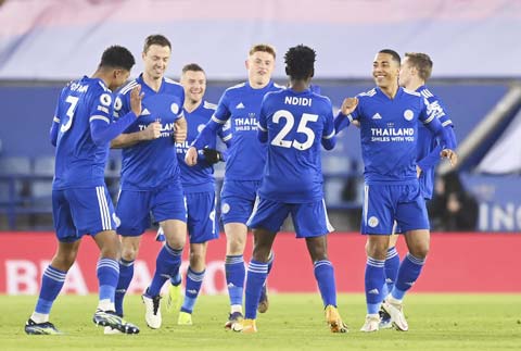 Các cầu thủ Leicester ăn mừng chiến thắng 2-0 trước Chelsea ở trận đấu gần nhất tại Premier League