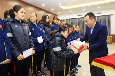 Phó Chủ tịch Thường trực VFF Trần Quốc Tuấn gửi những phần quà động viên khích lệ tinh thần  các cầu thủ của đội Dự tuyển nữ trẻ - Ảnh: PHAN TÙNG