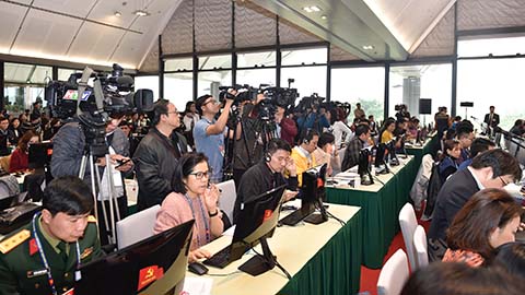 Các phóng viên tác nghiệp tại Trung tâm báo chí Đại hội XIII - Ảnh: VGP/Nhật Bắc