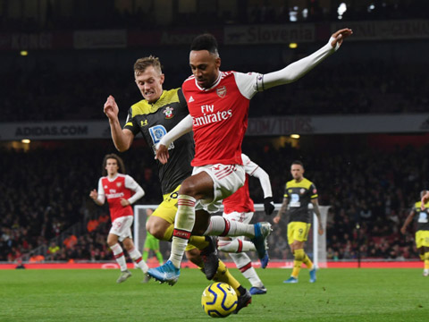 Aubameyang sẽ lại ghi bàn và Arsenal lấy vé đi tiếp ngay trên sân của Southampton