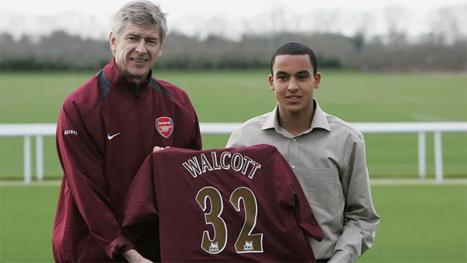 Walcott ra mắt Arsenal năm 2006