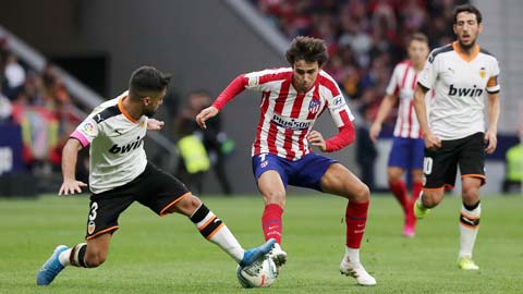 Atletico (phải) sẽ đánh bại Valencia để giữ vững ngôi đầu bảng