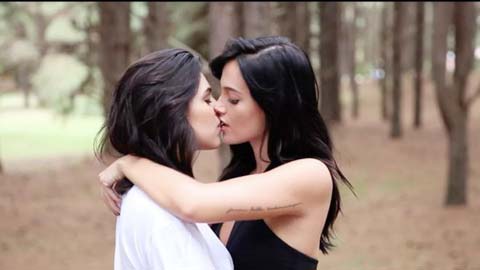 Oriana công khai hôn nữ giới trong video ca nhạc của mình