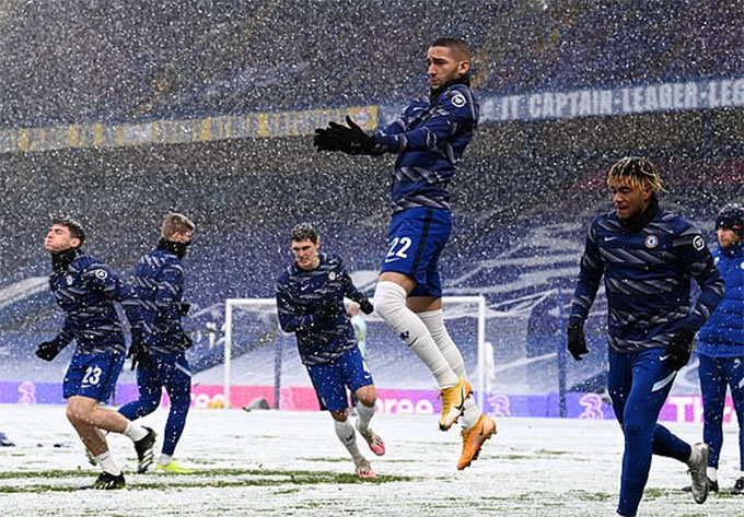 Các cầu thủ Chelsea khởi động trong cái lạnh cắt da cắt thịt