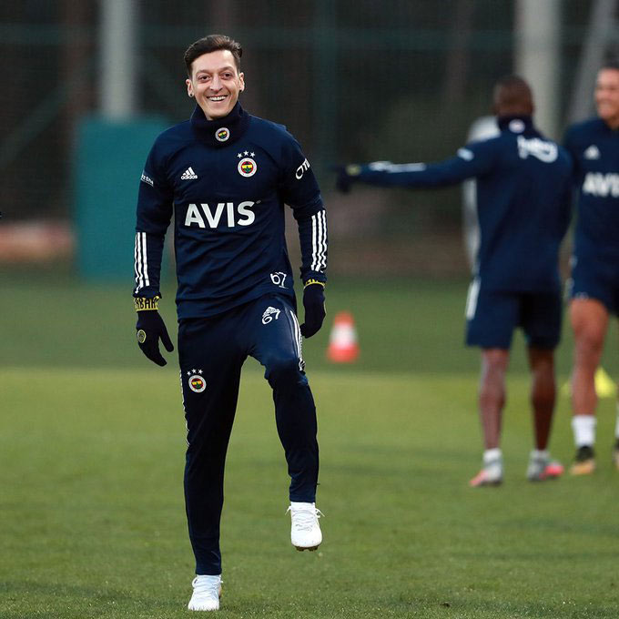 Ozil đã bắt đầu tập luyện cùng đội bóng mới