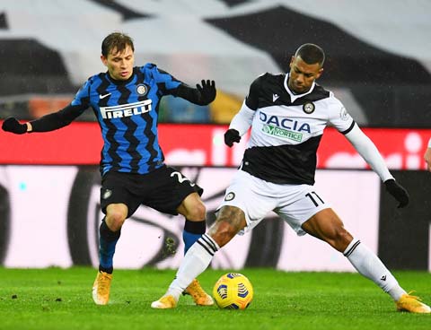 Milan thảm bại 0-3, còn Inter (trái) bị Udinese cầm chân với tỷ số 0-0