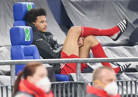 Sane thất vọng với chính bản thân sau khi bị thay ra ở giữa hiệp 2 trận Bayern làm khách Schalke 