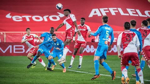 Tchouameni bật cao đánh đầu tung lưới Marseille sau một tình huống đá phạt góc của Monaco ở vòng 21 vừa qua