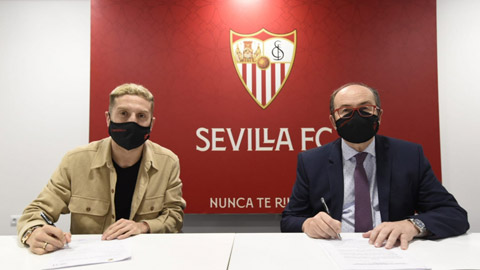 Papu Gomez (trái) trong ngày ký hợp đồng với Sevilla
