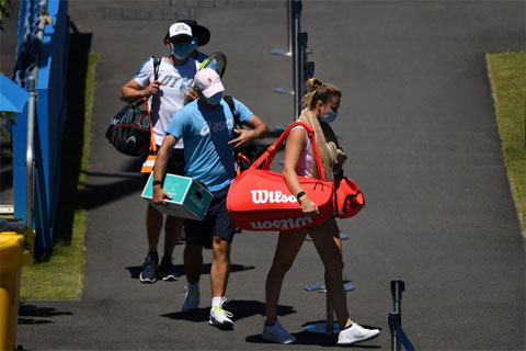 Kết thúc cách ly, một số tay vợt đã đến Melbourne Park tập luyện