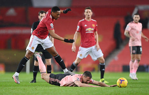 Martial (trái) hoàn toàn vô hại trước các cầu thủ phòng ngự của Sheffield United