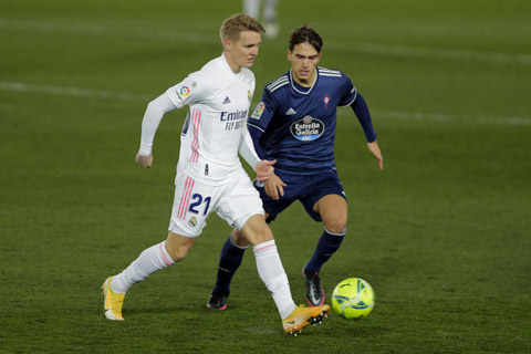 Việc Odegaard (trái) chuyển tới Arsenal đã để lại lỗ hổng lớn nơi tuyến giữa Real