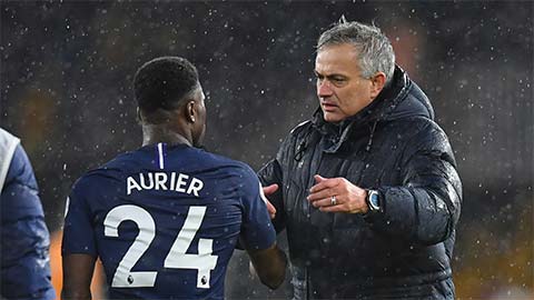 Aurier tỏ thái độ ra mặt với Mourinho