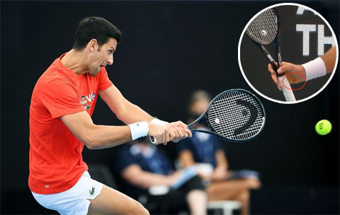 Vết bỏng rộp trên bàn tay phải của Djokovic