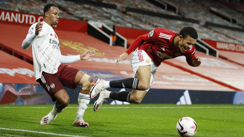 Man United (áo đỏ) dễ gục ngã trên sân của một Arsenal đang thăng hoa