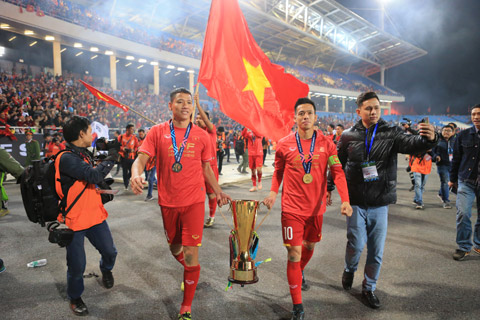 Văn Quyết (giữa)  ăn mừng chức vô địch AFF Suzuki Cup 2018 của ĐT Việt Nam Ảnh: ĐỨC CƯỜNG
