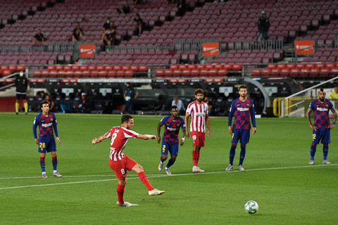 HLV Diego Simeone đã biến Atletico thành đội bóng chơi tấn công và cống hiến hơn