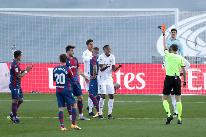 Militao nhận thẻ đỏ ngay từ phút thứ 9 trận đấu Real vs Levante