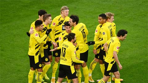 Thắng ngược Augsburg, Dortmund vừa mừng vừa lo