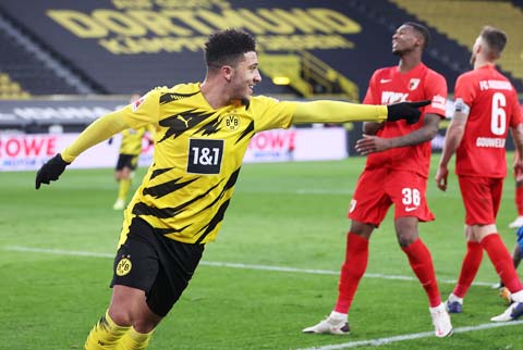 Jadon Sancho ăn mừng bàn nâng tỷ số lên 2-1 cho Dortmund trong trận thắng ngược Augsburg 