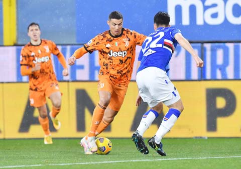 Trong trận thắng Sampdoria vừa qua, Ronaldo đã bó vào trung lộ hoạt động như một hộ công