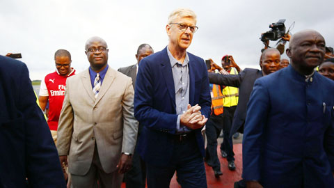 Wenger tích cực đi thăm các dự án phát triển bóng đá tại Liberia