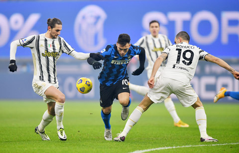 Ở mặt trận cúp, Juve (áo sáng) đủ sức ngăn chặn Inter ngay trên sân đối phương