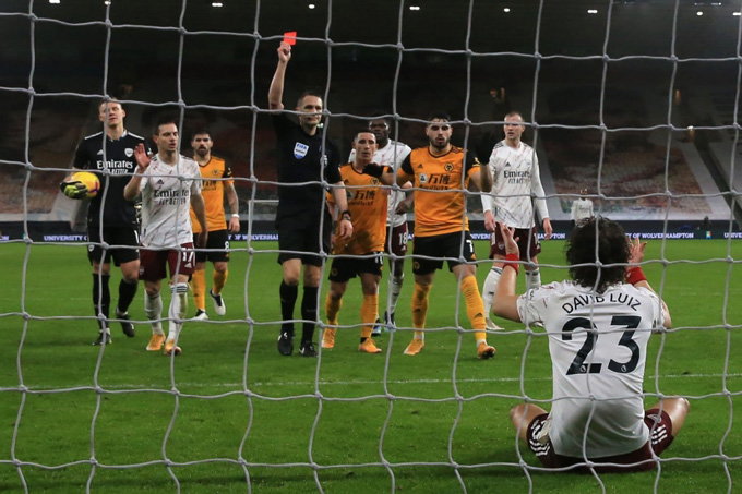 Luiz nhận thẻ đỏ ở phút 45'+3 khiến Arsenal vừa mất người vừa bị thua từ penalty