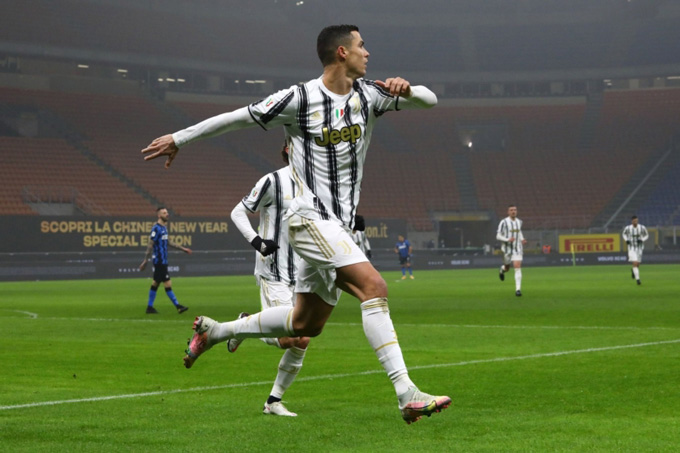 Ronaldo lập cú đúp trong trận đấu Inter vs Juventus