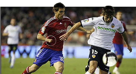 Sanchez (trái) với màn ra mắt lịch sử trong trận gặp Valencia  ngày 8/11/2009