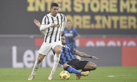 Cristiano Ronaldo tỏa sáng với cú đúp trong trận Juve hạ Inter ở bán kết lượt đi Copa Italia