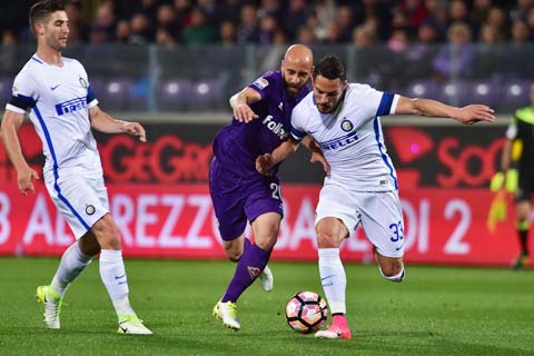 Tại Artemio Franchi, Fiorentina (giữa) đủ sức ngăn cản bước tiến của Inter